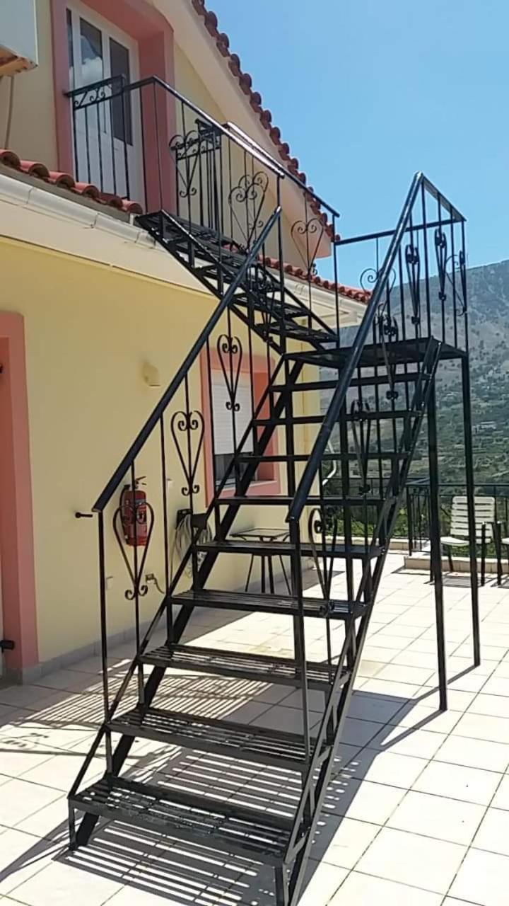 Christos Studios Zóla Стая снимка